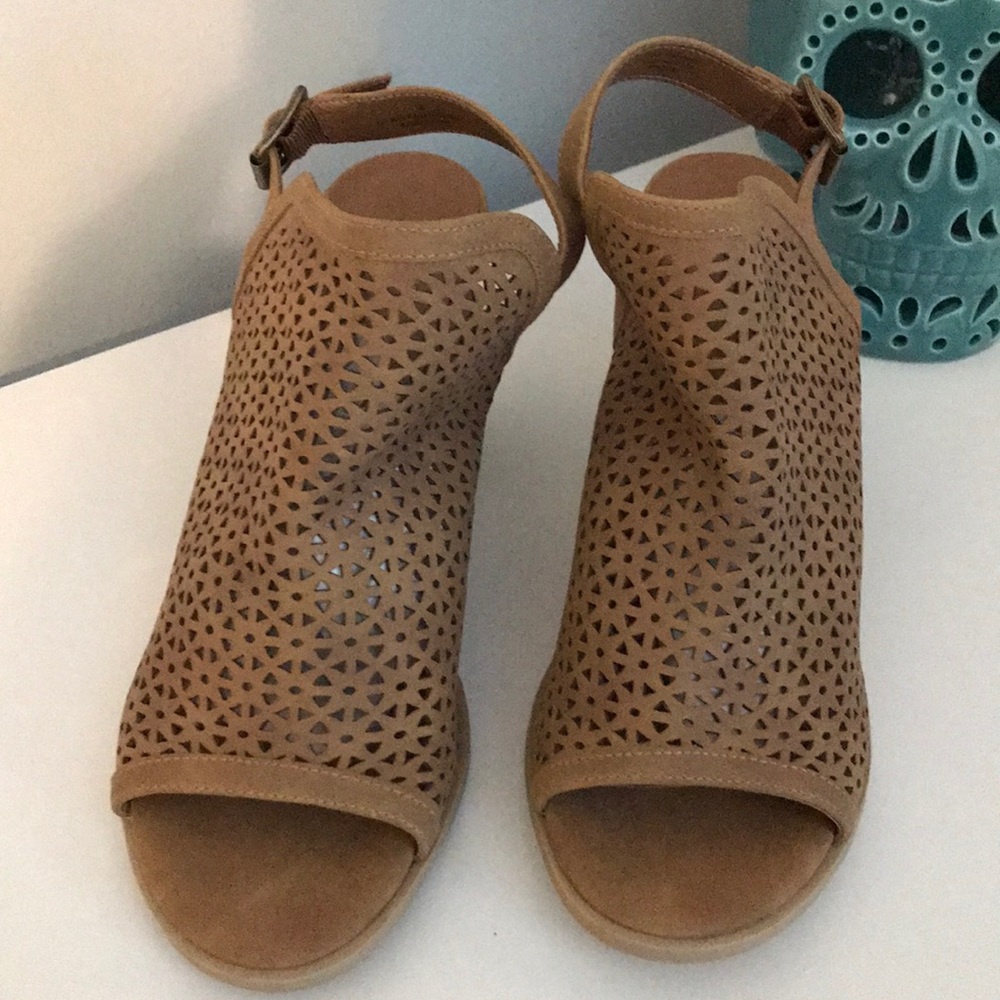 Universal Threads women’s chunky heel sandal.